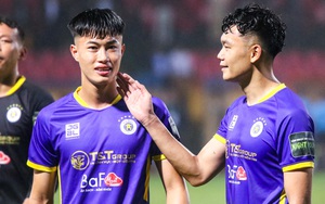 Văn Trường mặc số áo cũ của Quang Hải, được Thành Chung dành cử chỉ tình cảm khi lần đầu đá V.League