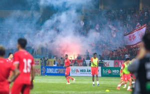 CĐV Hải Phòng thách thức Hà Nội FC, chưa vào trận đấu đã đốt pháo sáng