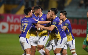 Văn Quyết lập cú đúp cán mốc lịch sử V-League, "cú rocket' chốt hạ của Hà Nội