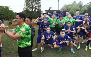 HLV Kiatisuk và dàn sao HAGL thực hiện lễ té nước đầy vui nhộn trước thềm trận đấu quan trọng