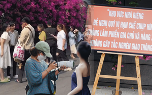 Dù đã treo biển cấm chụp hình, nhưng con đường hoa giấy hot nhất TP.HCM vẫn đông đúc người bất chấp đến "sống ảo"