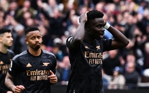 Saka hỏng 11m, Arsenal dẫn 2 bàn vẫn hòa West Ham, bị Man City áp sát, nguy cơ mất chức vô địch