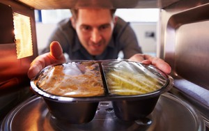 Rầm rộ đoạn clip khiến hàng nghìn người sửng sốt vì thao tác sai với lò vi sóng: Chuyên gia nêu cách làm đúng nhất