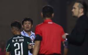 Không phàn nàn về trọng tài, HLV Vũ Tiến Thành chỉ trích HLV Thanh Hóa "thiếu chuyên nghiệp"