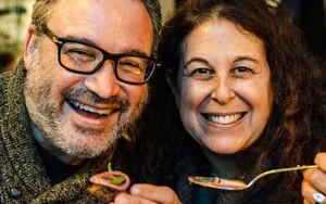 Đến Việt Nam, cặp đôi khách Tây thốt lên: Ở đây hầu như món nào cũng được chúng tôi "vét sạch sẽ"