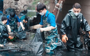 Nhóm bạn trẻ Hà Nội đằm mình vớt rác để những con sông xanh trở lại