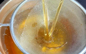 Nhà có 4 loại dầu ăn này nên vứt bỏ chứ đừng tiếc rẻ mà cố dùng tiếp, vừa không tốt mà còn là tác nhân gây ung thư gan