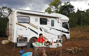 Cặp vợ chồng bỏ công việc kiếm hơn 3 tỷ/năm, bỏ luôn nhà, xe ở phố để mua 200 mẫu đất, sống ẩn dật trong rừng: ‘Chúng tôi mệt nhưng vui!’