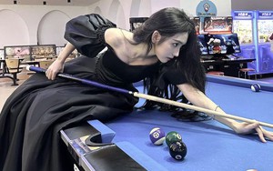 Đu trend đi siêu thị xưa rồi, hot girl nổi tiếng diện đầm công chúa, nằm tạo dáng ngay trên bàn bi-a