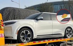 VinFast VF 9 bất ngờ xuất hiện ngoài triển lãm Thượng Hải: Logo thiếu số, tem dán trên thân xe hé lộ một phần thông tin