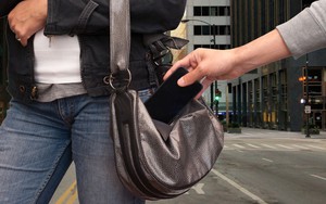 Làm ngay 3 mẹo nhỏ trên iPhone để khiến kẻ cắp "thở dài bất lực": Có lấy được điện thoại cũng chỉ còn nước đem trả lại!