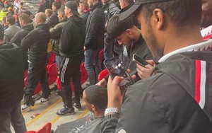 CĐV MU chiếm trọn 'spotlight' khi làm điều khó tin này ngay trên sân Wembley