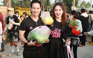 Lý Hải - Minh Hà thích thú với nhiều quà 'độc' từ khán giả Đồng Tháp trước giờ chiếu miễn phí 'Lật Mặt 6'