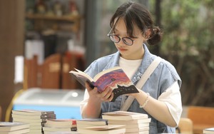 Góc nhìn 365: Chạm tay vào sách