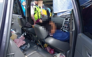 Đang lái xe thì ngửi thấy mùi lạ, người đàn ông làm ngay một việc giúp cứu mạng toàn bộ những người trên xe