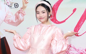 Phương Mỹ Chi lột xác, tháo bỏ cặp kính quen thuộc, nhảy nhót tưng bừng với thể loại âm nhạc mới