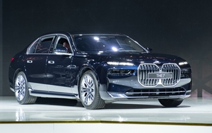 Ảnh thực tế BMW 7-Series 2023 giá từ 5,2 tỷ đồng tại Việt Nam: Nhiều màn hình, các chi tiết kiểu 3D, có điểm ‘học’ từ S-Class