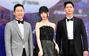 Baeksang 2023: Park Bo Gum vẫn né Suzy như 'né tà', gồng cứng người chụp ảnh khiến dân tình ví như robot
