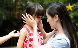 Đăng ký lớp tiếng Anh cho con gái 5 tuổi, nghe con chia sẻ "chuyện vui hôm nay ở trường", bố mẹ vội vàng báo cảnh sát