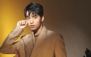 Đang diễn gặp sàn trơn, Mono vẫn được khen ngã ‘mượt’