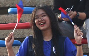 CĐV Campuchia đến sớm 4 tiếng, ngồi giữa sân nắng 40 độ giữ chỗ xem SEA Games