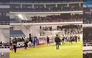 Bóng đá Indonesia lại xảy ra bạo loạn khi hàng trăm CĐV đánh nhau, tràn cả xuống sân