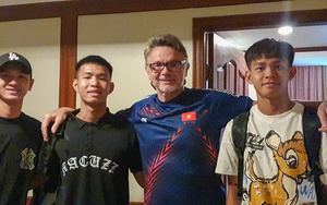 Tin nóng bóng đá tối 30/4: U22 Việt Nam chia tay 3 cầu thủ, MU tranh Neymar với Man City và Chelsea