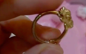 Cậu nhóc 9 tuổi mua nhẫn từ người lạ, mẹ nhìn thấy một ký hiệu liền thấy run, báo ngay cho giáo viên: 'Đồ này không thể lấy!'