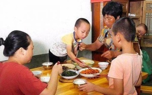 Cho con về quê nghỉ lễ, mẹ 9x muối mặt khi nghe họ hàng thì thầm 1 câu về hành động của con trai mình trong bữa cơm