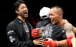 Màn quỳ gối tặng đai hé lộ mối quan hệ 'thầy trò' giữa Johnny Trí Nguyễn và Trần Quang Lộc