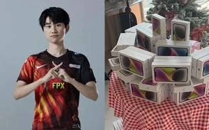 Chơi game quá giàu, DoinB khiến dân tình ngỡ ngàng vì độ "chịu chơi": mua hàng trăm chiếc iPhone chỉ chờ khách đến chơi là tặng