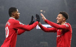 Rashford đưa Man United trở lại top 4; Real Madrid "vùi dập" Barcelona ngay tại Nou Camp