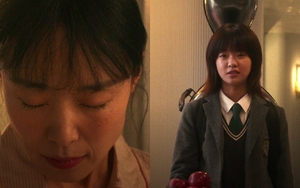 Dân mạng cười ngất vì màn đối đáp 'trầm cảm' của Jeon Do Yeon và cô con gái tuổi teen trong 'Kill Boksoon'