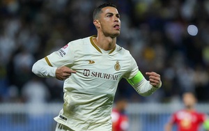 Ronaldo lập cú đúp 3 trận liên tiếp, 'người quen' MU quay lại 'cà khịa' Ten Hag