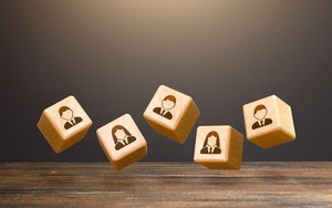 Nhà tuyển dụng hỏi ‘Dưới chân bạn có tờ 20 ngàn và tờ 200 ngàn, bạn sẽ nhặt tờ nào?’ - Cô gái trẻ thẳng thắn trả lời, ‘thổi bay’ các ứng viên khác! 