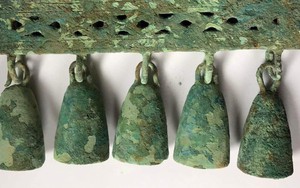 Đêm đêm rì rầm trong tiếng đất: Chiếc khánh đeo Đông Sơn 'độc nhất vô nhị'