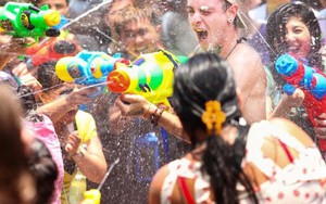 Ngày kỳ lạ ở nước láng giềng Việt Nam: Đường phố đông nghịt người cầm súng nước