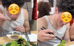 Anh chàng Tây mê bún chả Việt Nam tới nỗi mải mê "uống" luôn bát nước chấm, dân mạng xem xong phải bật cười vì quá dễ thương