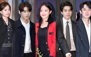 Hôn lễ Lee Seung Gi hoá thảm đỏ vì nửa Kbiz đổ bộ: Ai cũng bị đèn flash hại trừ Lee Dong Wook - Cha Eun Woo soái bất chấp, Chủ tịch quyền lực tới dự