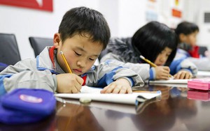 Cậu bé tiểu học viết nhật ký một ngày của mình, thầy giáo đọc xong cười ngặt nghẽo: Tôi sống bao năm chưa từng thấy chuyện này