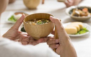 Người có 3 thói quen này trên bàn ăn tuyệt đối tránh càng xa càng tốt: Thứ nhất lãng phí, thứ 2 chiếm dụng, điều thứ 3 không chấp nhận nổi