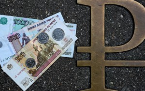 Đồng ruble Nga mất giá mạnh trên thị trường ngoại hối