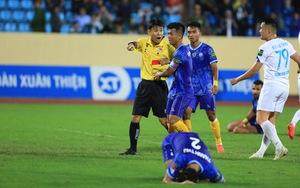 VFF bênh trọng tài Trương Hồng Vũ, cựu còi vàng FIFA: Dùng trọng tài như thế là kéo tụt bóng đá Việt Nam!