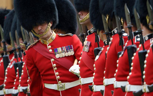 Vệ binh hoàng gia của Vua Charles phải sống trong điều kiện như “khu ổ chuột”, rác thải chất đống, chuột bò lổm ngổm, kiến nghị lên cấp trên đều bị gạt đi