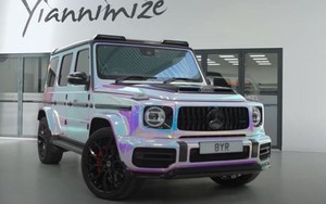 Bé gái 10 tuổi được gia đình tặng Mercedes-AMG G 63, tự tay cầm lái có hẳn Rolls-Royce hộ tống