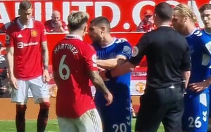 Fan MU 'mát mặt' khi Lisandro Martinez ‘dằn mặt’ tiền đạo Everton bằng một phong cách rất... đàn anh
