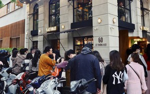 Vừa mới cập bến Hà Nội, thương hiệu cà phê hot hit này có gì mà giới trẻ thi nhau xếp hàng dài chờ đến lượt mua?  