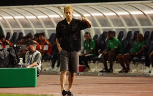 Gu thời trang của HLV Campuchia gây bão mạng, ăn mặc như... đi biển khi chỉ đạo ở SEA Games