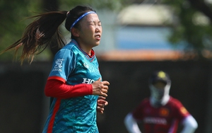 Huỳnh Như cùng tuyển Việt Nam lóa mắt, mướt mồ hôi dưới cái nắng gần 40 độ