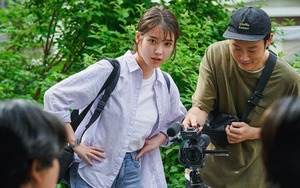 IU 'bầm dập' vì quay phim: Bị tổn thương giác mạc, đau chân, sưng má vẫn lăn xả diễn xuất
